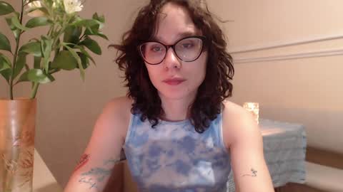 Snapshot of sunshinehella chatting on 01.28.25 Hella online show from 01.28.25