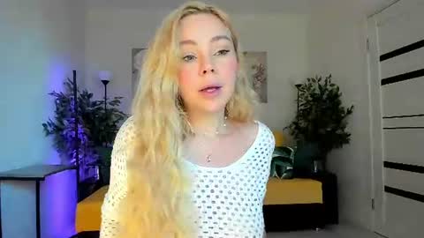 Snapshot of super_peach chatting on 06.10.26 Jenn online show from 06.10.26