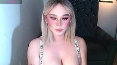 Snapshot of superh0tangelxx chatting on 11.06.25 CARMINA online show from 11.06.25