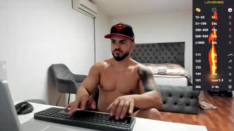 Snapshot of supermanboyxxl chatting on 10.22.25 supermanboyxxl online show from 10.22.25