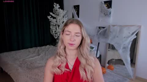 Snapshot of susanmimi chatting on 10.29.25 Susan online show from 10.29.25