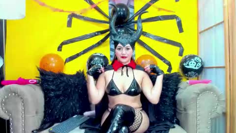 Snapshot of susanslim chatting on 10.29.25 susanslim online show from 10.29.25