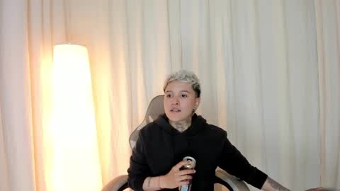 Snapshot of suzu_wolf chatting on 10.06.25 suzu_wolf online show from 10.06.25