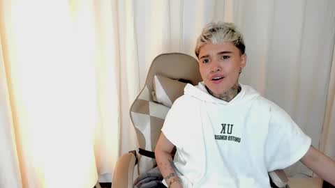 Snapshot of suzu_wolf chatting on 10.07.25 suzu_wolf online show from 10.07.25