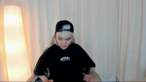 Snapshot of suzu_wolf chatting on 10.08.25 suzu_wolf online show from 10.08.25