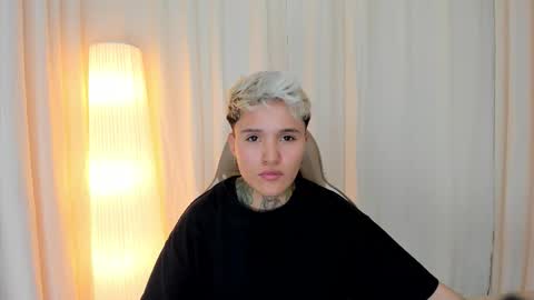 Snapshot of suzu_wolf chatting on 10.15.25 suzu_wolf online show from 10.15.25