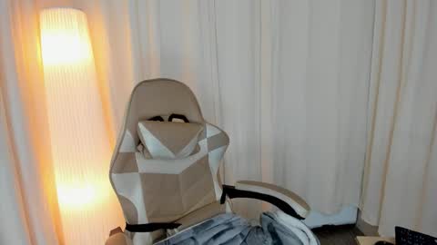 Snapshot of suzu_wolf chatting on 10.16.25 suzu_wolf online show from 10.16.25