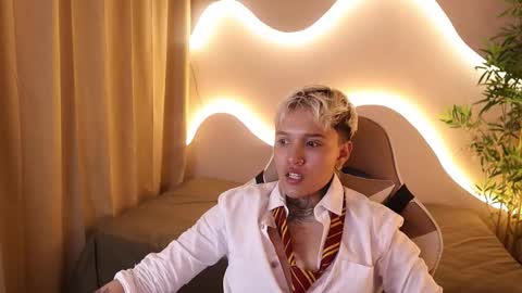 Snapshot of suzu_wolf chatting on 10.18.25 suzu_wolf online show from 10.18.25