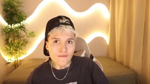 Snapshot of suzu_wolf chatting on 10.19.25 suzu_wolf online show from 10.19.25