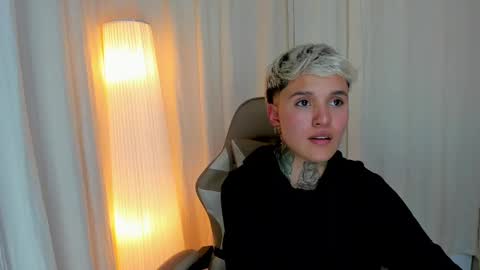 Snapshot of suzu_wolf chatting on 10.22.25 suzu_wolf online show from 10.22.25