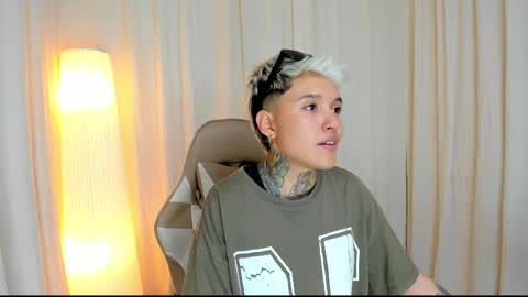 Snapshot of suzu_wolf chatting on 10.23.25 suzu_wolf online show from 10.23.25