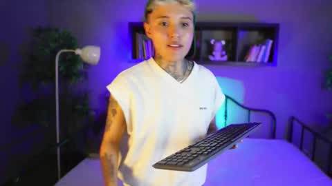 Snapshot of suzu_wolf chatting on 10.28.25 suzu_wolf online show from 10.28.25