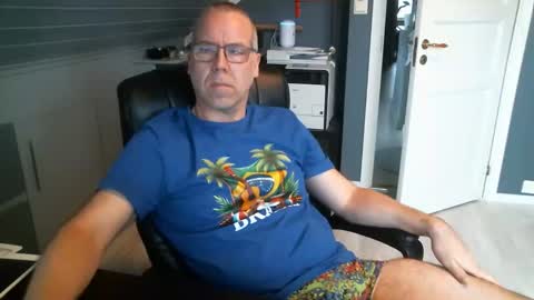 Snapshot of sverige1980 chatting on 03.22.26 Tom online show from 03.22.26