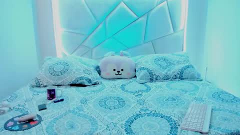 Nikki model independent online show from 11.25.25