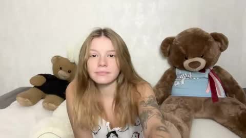 Snapshot of sweet__bunnies chatting on 10.08.25 Mia and Robert online show from 10.08.25