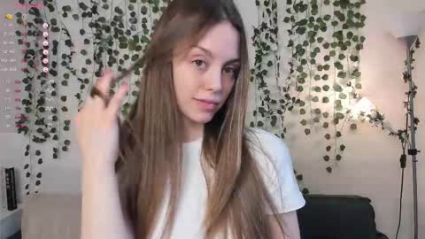 Snapshot of sweet_and_flirt chatting on 10.21.25 Alice online show from 10.21.25