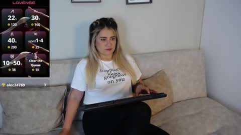 Snapshot of sweet_bella_valery_ chatting on 10.23.25 Bella Valery online show from 10.23.25