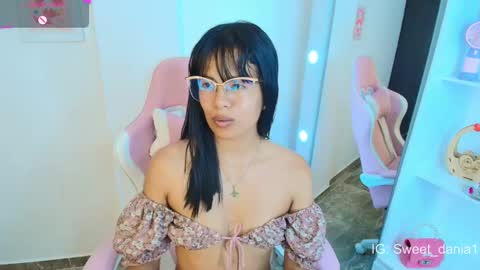 Snapshot of sweet_dania_ chatting on 03.04.25 sweet_dania_ online show from 03.04.25