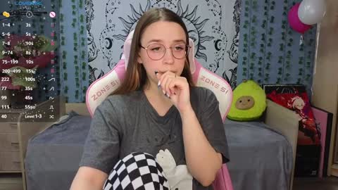 Snapshot of sweet_frosty chatting on 02.01.25 Alice online show from 02.01.25