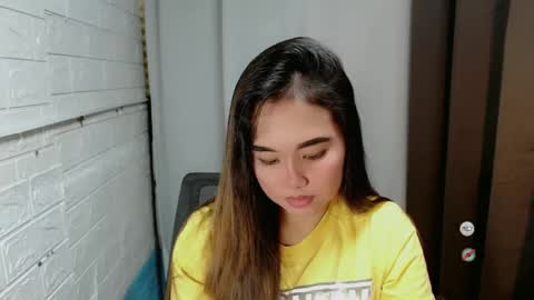 Snapshot of sweet_laika chatting on 12.28.24 LAIKA online show from 12.28.24