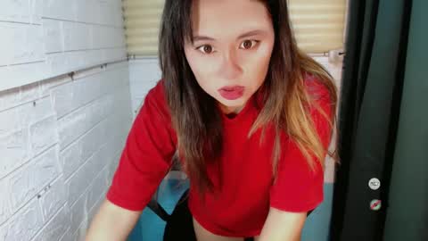Snapshot of sweet_laika chatting on 01.13.25 LAIKA online show from 01.13.25