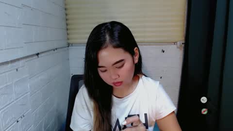 Snapshot of sweet_laika chatting on 01.17.25 LAIKA online show from 01.17.25