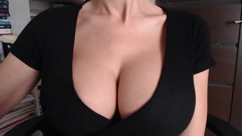 Snapshot of sweet_lil_thing chatting on 10.21.25 Jen online show from 10.21.25