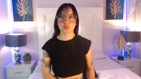 Snapshot of sweet_rabbitss chatting on 09.26.25 online show from 09.26.25