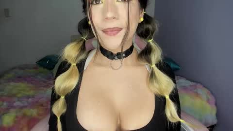 Snapshot of sweet_stephaniee chatting on 10.04.25 online show from 10.04.25