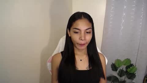 Snapshot of sweet_trishaxx chatting on 12.20.25 Trisha online show from 12.20.25