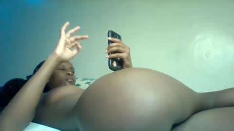 Snapshot of sweet_xtin12 chatting on 09.27.25 Sexy petite online show from 09.27.25