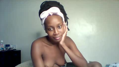 Snapshot of sweet_xtin12 chatting on 10.26.25 Sexy petite online show from 10.26.25