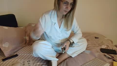 Snapshot of sweetania_ chatting on 12.19.24 Ania online show from 12.19.24