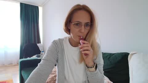 Snapshot of sweetania_ chatting on 01.17.25 Ania online show from 01.17.25