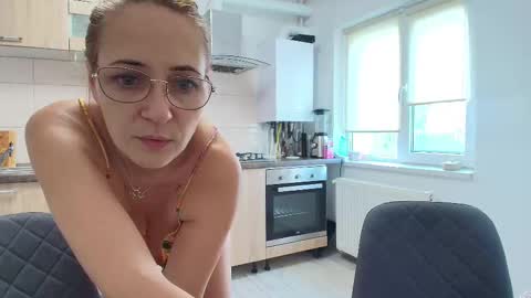 Snapshot of sweetania_ chatting on 02.11.25 Ania online show from 02.11.25