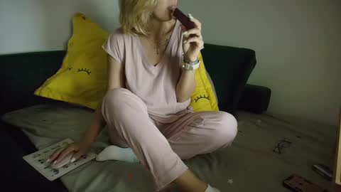 Snapshot of sweetania_ chatting on 03.11.25 Ania online show from 03.11.25