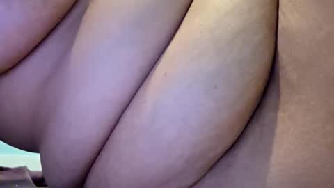 Snapshot of sweetbabe4u27 chatting on 11.06.25 sweetbabe4u27 online show from 11.06.25