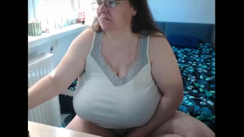 Snapshot of sweetboobs85h chatting on 05.01.26 Sweetboobs85h online show from 05.01.26