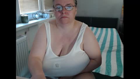 Snapshot of sweetboobs85h chatting on 05.16.26 Sweetboobs85h online show from 05.16.26