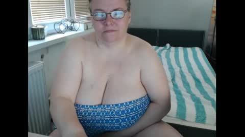 Snapshot of sweetboobs85h chatting on 05.18.26 Sweetboobs85h online show from 05.18.26