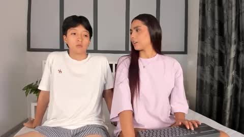 Snapshot of sweetcoupple chatting on 09.23.25 Eva Short hair girl  - Victoria Long red hair online show from 09.23.25