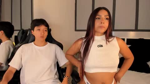 Snapshot of sweetcoupple chatting on 09.24.25 Eva Short hair girl  - Victoria Long red hair online show from 09.24.25