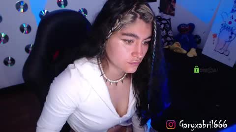 Abril online show from 02.20.25