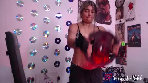 Abril online show from 03.11.25