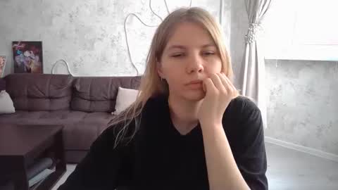 SweetieeFox online show from 09.12.25
