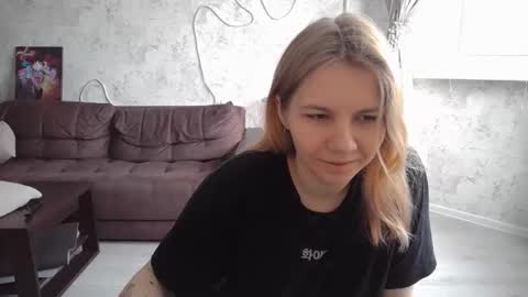 SweetieeFox online show from 09.16.25