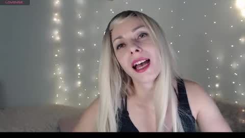 Snapshot of sweetledyselin chatting on 12.16.24 SweetLedySelin online show from 12.16.24