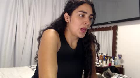 Snapshot of sweetsmile28 chatting on 02.14.26 Dianis online show from 02.14.26