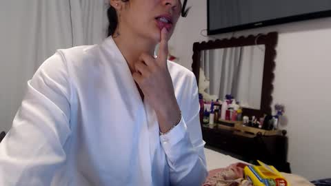 Snapshot of sweetsmile28 chatting on 03.12.26 Dianis online show from 03.12.26