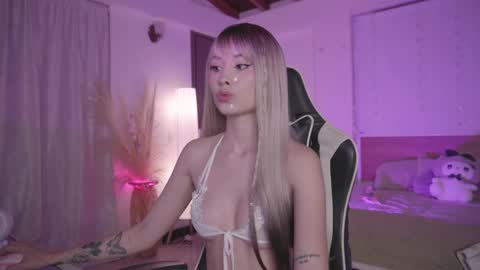 Cat independent model  online show from 03.02.25